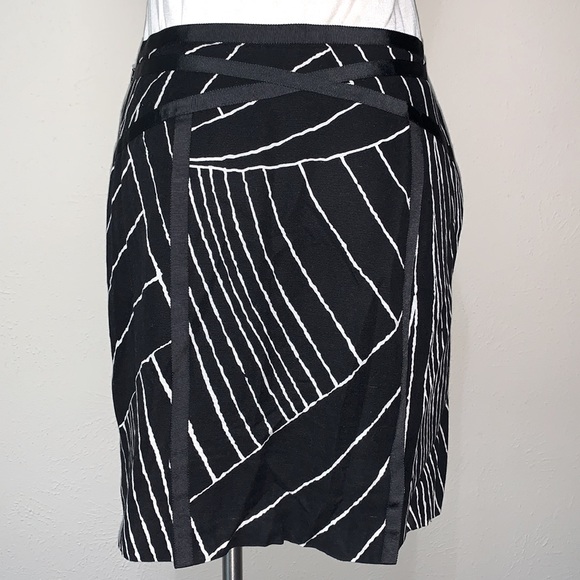 Ann Taylor Geometric Pattern Skirt (Black and White/Off White) Size 4P - Picture 2 of 16